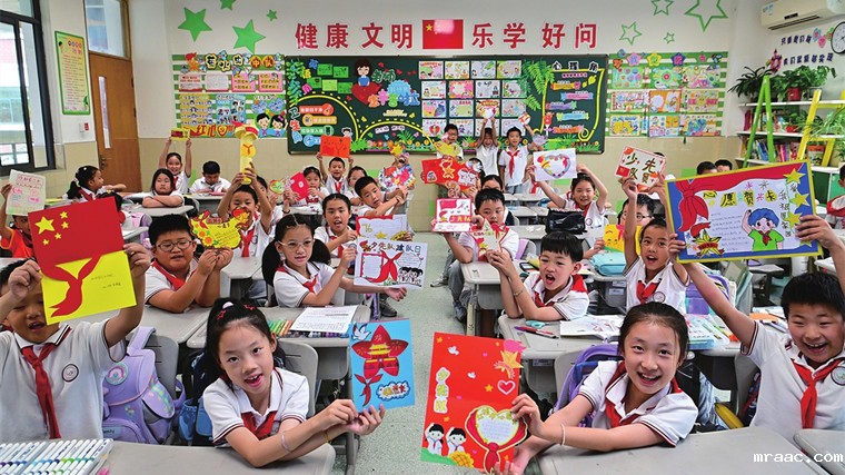 太仓科教新城实小贺卡寄心愿 共庆中国少年先锋队建队76周年