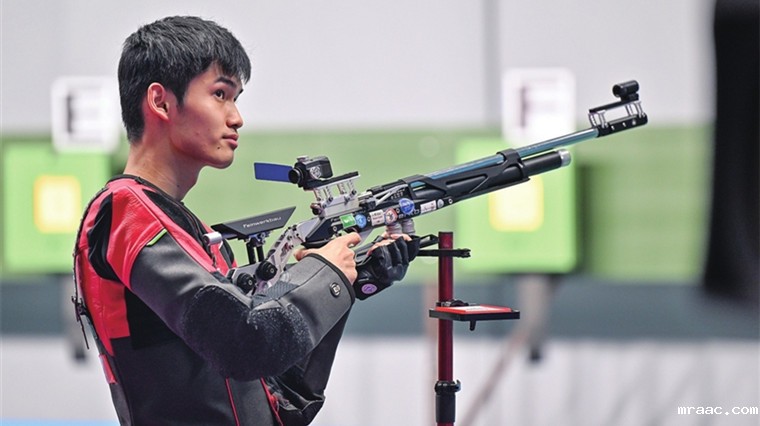 “十五运”10米气步枪夺金 盛李豪射落“全满贯”