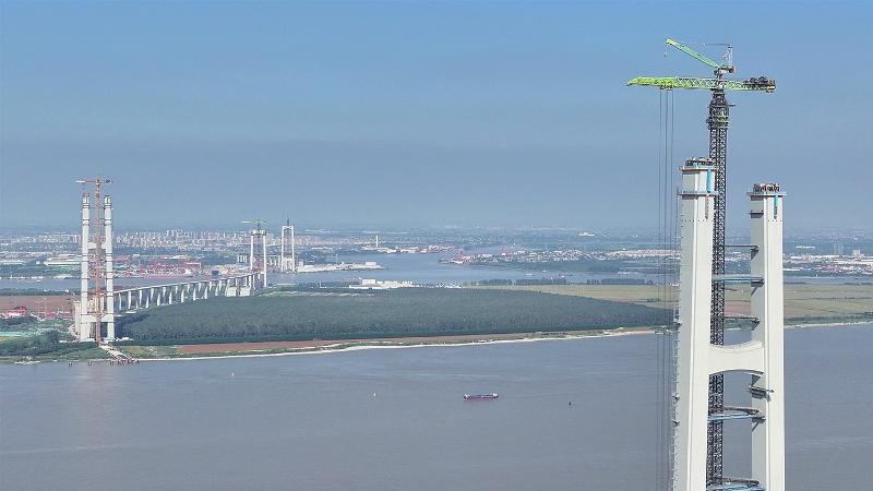 张靖皋长江大桥施工现场一派繁忙景象