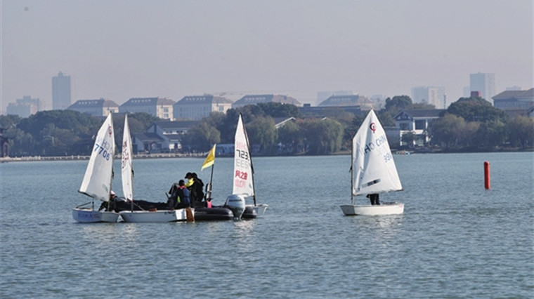 金鸡湖上帆影摇曳 苏城周末活力飞扬