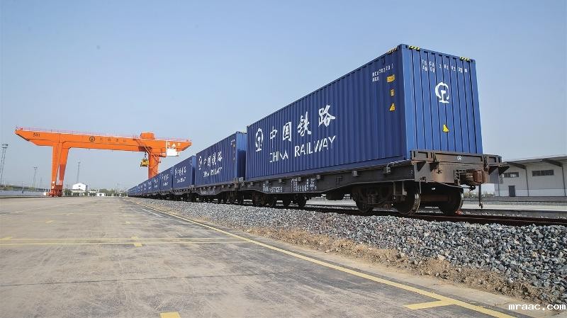 沪苏通铁路张家港北站货场内一列装载着纺织品等货物的货运列车静待出发