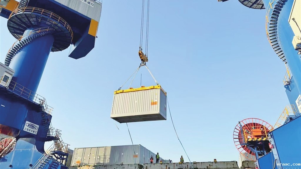 挪威籍杂货船“海角箭”轮装载160个集装箱式锂电池储能柜从常熟港兴华码头启航