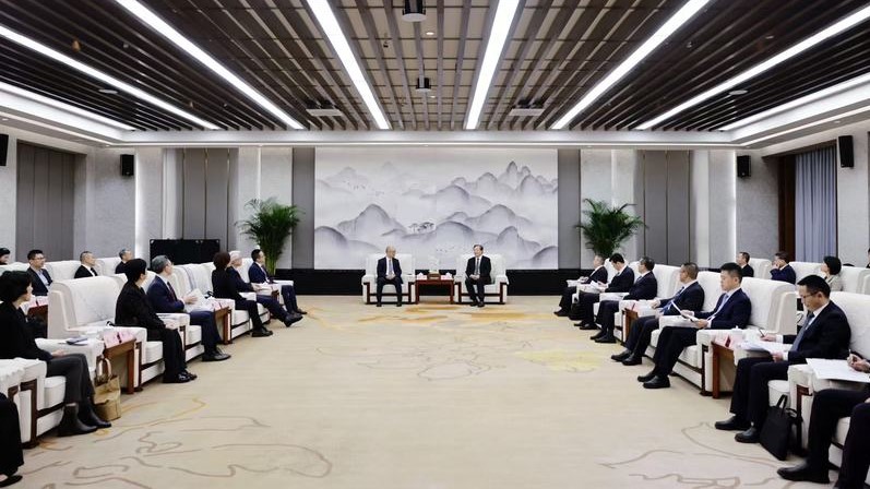 范波会见“跨国公司苏州行”企业代表团