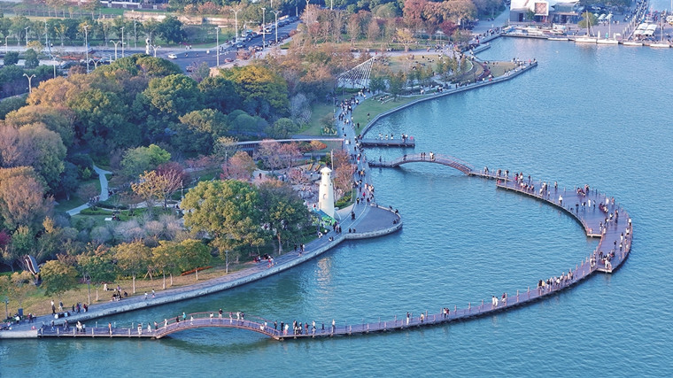 金鸡湖滨步道周末休闲图景