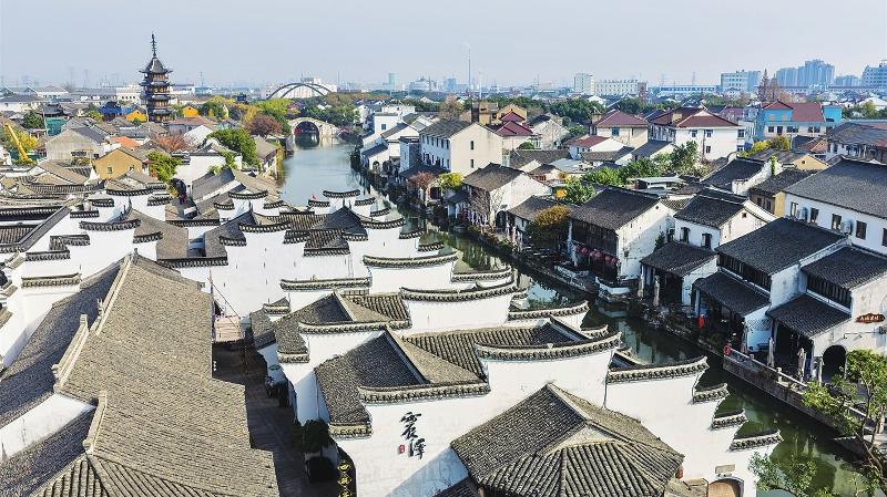 震泽古镇水碧天蓝 尽显江南水乡诗意