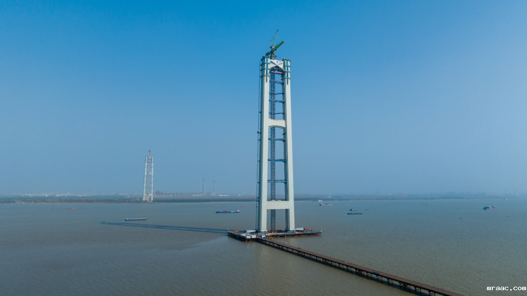 张靖皋长江大桥南航道桥南主塔封顶