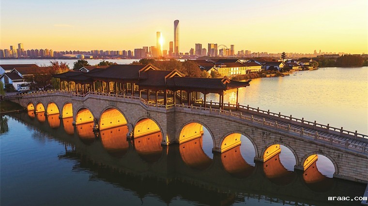 金鸡湖凌云桥晨光奇观 11孔洞映出金色光影